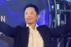 Nam ca sĩ nổi tiếng showbiz bị bắt vì dùng ma túy, giờ đi hát hội chợ kiếm sống