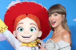 Taylor Swift lập thành tích mới với ca khúc nhạc phim Toy Story 5