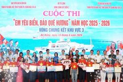 Học sinh miền Trung tự h&agrave;o thể hiện 'Em y&ecirc;u biển, đảo qu&ecirc; hương'