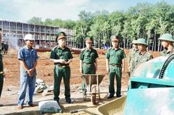 Chiến sĩ Quân đoàn 34 'vượt nắng, thắng mưa' đưa trường nội trú biên giới về đích
