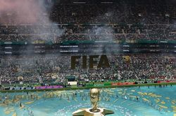 Nắng nóng mùa World Cup: Thách thức từ cầu thủ đến cổ động viên