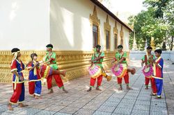 Phum, sóc thêm sắc màu văn hóa