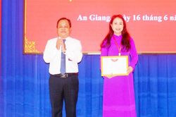 Trường Ch&iacute;nh trị T&ocirc;n Đức Thắng trao 20 giải Cuộc thi Ch&iacute;nh luận bảo vệ nền tảng tư tưởng của Đảng