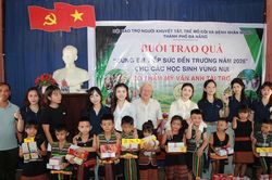 Trao 30 suất qu&agrave; tiếp sức học sinh ngh&egrave;o ở phường Hải V&acirc;n