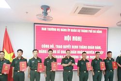 Trao quyết định thăng qu&acirc;n h&agrave;m, n&acirc;ng lương cho 45 sĩ quan qu&acirc;n đội