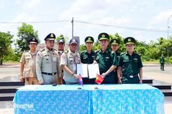 Tiếp nhận 12 c&ocirc;ng d&acirc;n do lực lượng chức năng Campuchia trao trả