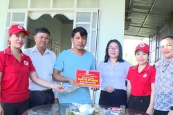 Hội Chữ thập đỏ xã Phú Thiện hỗ trợ 27,3 triệu đồng cho bệnh nhân khó khăn