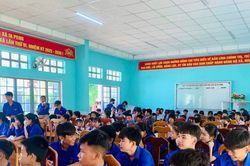 Gần 300 thanh thiếu nhi xã Ia Hiao được tuyên truyền pháp luật và trang bị kỹ năng phòng vệ