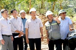 Phó Chủ tịch UBND tỉnh Lê Huyền kiểm tra công tác khắc phục hư hỏng do mưa lũ trên tuyến Quốc lộ 27C