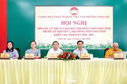 Chủ tịch HĐND tỉnh L&acirc;m Đ&ocirc;ng v&agrave; c&aacute;c đại biểu HĐND tỉnh tiếp x&uacute;c cử tri phường Ninh Chử