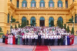 Tổng B&iacute; thư, Chủ tịch nước T&ocirc; L&acirc;m gặp mặt 101 nh&agrave; b&aacute;o ti&ecirc;u biểu