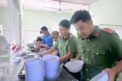 Bữa cơm ấm lòng ở Trung tâm Công tác xã hội Ninh Thuận