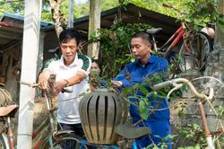 Làm đẹp làng quê từ phế liệu