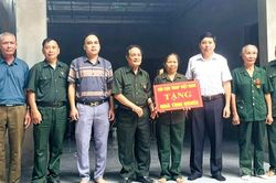 Hội Cựu Thanh niên xung phong tỉnh trao tặng nhà tình nghĩa cho hội viên khó khăn