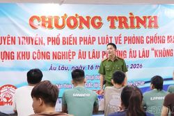 C&ocirc;ng an phường &Acirc;u L&acirc;u tuy&ecirc;n truyền ph&ograve;ng, chống ma t&uacute;y cho c&ocirc;ng nh&acirc;n lao động tại Khu c&ocirc;ng nghiệp &Acirc;u L&acirc;u