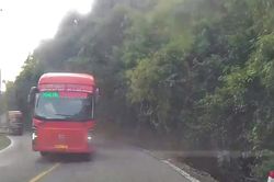 Cảnh sát giao thông Lâm Đồng xử phạt tài xế xe khách vượt sai quy định