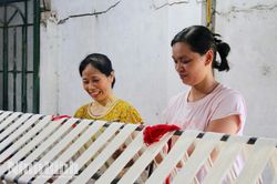 Những người phụ nữ 'giữ lửa' l&agrave;ng nghề truyền thống