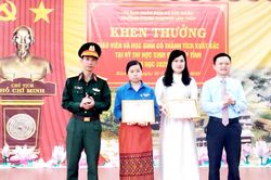 Những đóa hoa dâng Bác