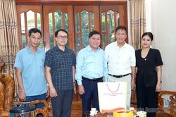 Đồng ch&iacute; Mai Đức Th&ocirc;ng, Gi&aacute;m đốc B&aacute;o v&agrave; ph&aacute;t thanh, truyền h&igrave;nh Tuy&ecirc;n Quang ch&uacute;c mừng nguy&ecirc;n l&atilde;nh đạo c&aacute;c cơ quan b&aacute;o ch&iacute; tại phường H&agrave; Giang 2