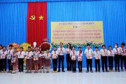 Những cuốn s&aacute;ch chắp c&aacute;nh ước mơ cho học sinh Quới Điền