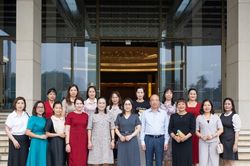 Đo&agrave;n đại biểu Hội Li&ecirc;n hiệp Phụ nữ tỉnh C&agrave; Mau tham quan Nh&agrave; Quốc hội