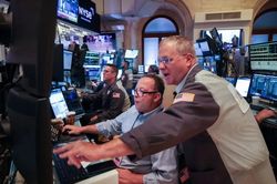 Dow Jones lập đỉnh, Phố Wall bùng nổ nhờ giá dầu hạ nhiệt