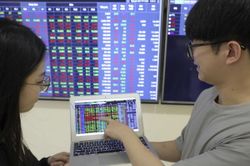 Cổ phiếu chứng kho&aacute;n bứt tốc, VN-Index vượt 1.800 điểm