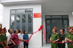 Gần d&acirc;n, bảo vệ b&igrave;nh y&ecirc;n v&ugrave;ng qu&ecirc; Di&ecirc;n Điền