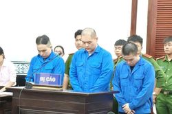 X&aacute;ch ma t&uacute;y 'gi&uacute;p' người phụ nữ, 3 người nước ngo&agrave;i l&atilde;nh &aacute;n