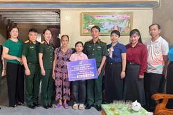 Bộ Chỉ huy Quân sự tỉnh trao kinh phí hỗ trợ con nuôi Chương trình 'Mẹ đỡ đầu'