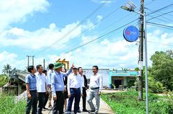Chung tay thắp sáng đường quê