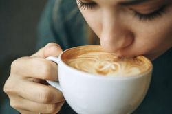 Uống cà phê mỗi ngày nhưng răng vẫn trắng sáng, bí quyết nằm ở 5 thói quen này