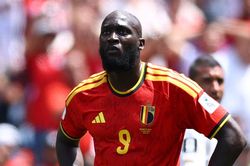 Lukaku v&agrave;o s&acirc;n 16 gi&acirc;y lập tức khiến FIFA bối rối