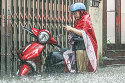 Dự b&aacute;o thời tiết ng&agrave;y 16/6: Miền Bắc mưa lớn, miền Trung nắng n&oacute;ng tr&ecirc;n 38&deg;C