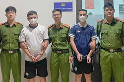 Bắt giam 2 thanh ni&ecirc;n tổ chức 'bay lắc' tr&ecirc;n taxi
