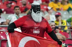 'Ông kẹ' trên khán đài Thổ Nhĩ Kỳ gây sốt ở World Cup 2026