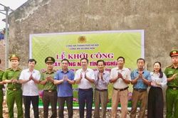 C&ocirc;ng an x&atilde; Ứng H&ograve;a x&acirc;y dựng nh&agrave; t&igrave;nh nghĩa cho hộ kh&oacute; khăn