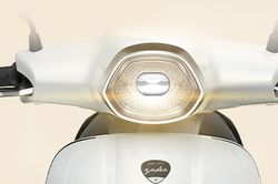Trải nghiệm xe máy điện đẹp phong cách giá 28,9 triệu đồng công nghệ cao cấp như xe ga, đi tới 120 km, pin LFP tháo rời