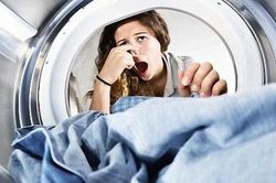 M&aacute;y giặt bị h&ocirc;i: Ổ vi khuẩn ngầm khiến quần &aacute;o c&agrave;ng giặt c&agrave;ng bẩn