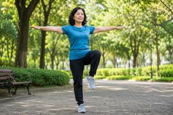 1 phút đứng bằng một chân tiết lộ gì về sức khỏe sau tuổi 50?