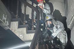 Ch&aacute;y nh&agrave; d&acirc;n l&uacute;c 4h s&aacute;ng ở H&agrave; Nội, cảnh s&aacute;t lao v&agrave;o giải cứu 2 người mắc kẹt