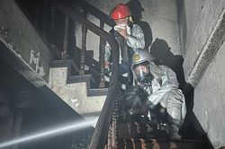 Cháy nhà dân lúc 4h sáng ở Hà Nội, cảnh sát lao vào giải cứu 2 người mắc kẹt