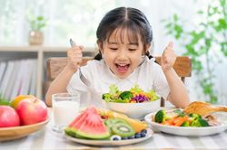 Ăn trái cây tráng miệng thế nào để tốt cho sức khỏe lứa tuổi học sinh?