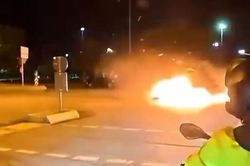 &Ocirc; t&ocirc; lao như bay, ph&aacute;t nổ văng xa h&agrave;ng trăm m&eacute;t khi đ&acirc;m v&agrave;o xe kh&aacute;c