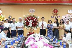L&atilde;nh đạo Bộ Y tế gặp mặt, ch&uacute;c mừng c&aacute;c cơ quan b&aacute;o ch&iacute;, truyền th&ocirc;ng của ng&agrave;nh nh&acirc;n Kỷ niệm 101 năm Ng&agrave;y B&aacute;o ch&iacute; c&aacute;ch mạng Việt Nam
