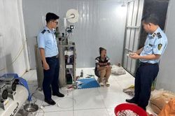 Phát hiện cơ sở sản xuất súp mì tôm giả quy mô lớn tại Hà Nội