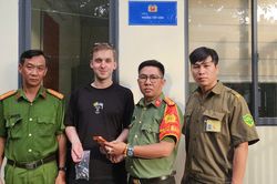 Công an phường Đông Hưng Thuận giúp du khách Nga tìm lại iPhone 17 Pro