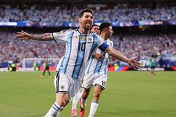 Messi v&agrave; Mbappe c&ugrave;ng san bằng kỷ lục lịch sử v&agrave; quả phạt đền g&acirc;y tranh c&atilde;i