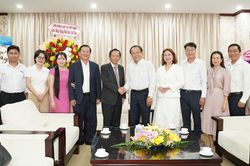 Ph&oacute; Chủ tịch Li&ecirc;n đo&agrave;n Luật sư Việt Nam thăm, ch&uacute;c mừng B&aacute;o Ph&aacute;p Luật TP.HCM nh&acirc;n Ng&agrave;y B&aacute;o ch&iacute; C&aacute;ch mạng Việt Nam
