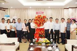 Giám đốc Sở Tư pháp TP.HCM chúc mừng báo Pháp Luật TP.HCM nhân ngày 21-6